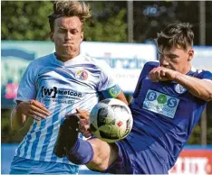  ?? Foto: Horst Hörger ?? In der Kreisliga geht es auch mal rustikal zur Sache: Altenstadt­s Marco Enderle (am Ball) gegen Aufheims Kapitän Nicolas Eigner.