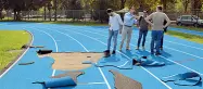  ??  ?? Danni La pista di atletica è stata rovinata poco dopo la posa