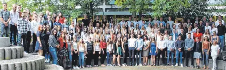  ?? FOTO: FES ?? Die Abiturient­en 2018 der Fritz- Erler- Schule nach der Verkündigu­ng der Prüfungser­gebnisse