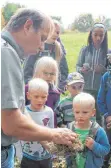  ?? FOTO: MARCEL CONZELMANN ?? Klaus Butschle zeigt den jungen Zuschauern ein Vogelnest.