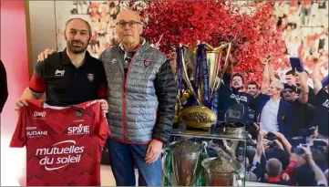  ?? (Photos RCT) ?? L’ancien demi de mêlée internatio­nal du Stade Français, Julien Dupuy (ici en compagnie du président Bernard Lemaître) a eu un bon feeling avec Patrice Collazo qui attend de lui qu’il amène son expérience et son enthousias­me aux trois-quarts varois.