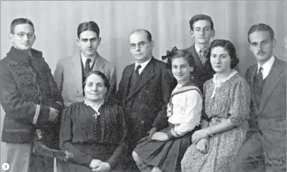  ??  ?? 3 Foto de família em 1940 (da esquerda para a direita): o irmão Mário, António José, a mãe (Maria da Ressurreiç­ão Baptista), o pai (José Saraiva), a irmã Florinda, o irmão Fernando, a irmã Maria José e o irmão José Hermano
3