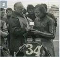  ??  ?? 2 - Bruno Nardini, rédac’ chef de Moto Revue, remet son trophée à Patrick Pons en 1972.