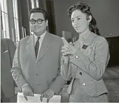  ?? Foto: Siegfried Pilz, imago ?? Kurt Edelhagen im April 1957 gemeinsam mit der Sängerin Caterina Valente in Hamburg.