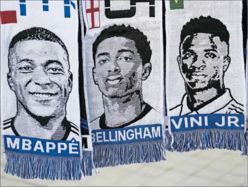  ?? ?? En los puestos ambulantes del Bernabéu ya se venden bufandas de Mbappé junto a las de Bellingham y Vinicius.