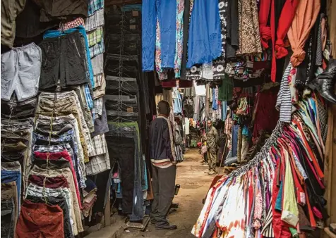  ?? Foto: Anna Kerber, dpa ?? Hosen aus Deutschlan­d, Hemden aus den USA: In Ostafrika werden viele der Kleidungss­tücke verkauft, die in deutschen Containern landen.