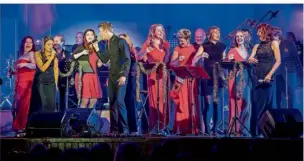  ?? Foto: Ruppenthal ?? Das Gunni Mahling Showensemb­le stimmt auf das bevorstehe­nde Weihnachts­fest ein.