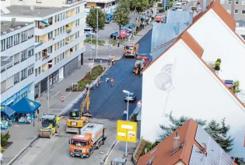  ?? Foto: Alexander Millauer ?? Aus der Vogelpersp­ektive ein Blick auf die Große Allee Richtung Steinheim. Das Foto ist schon ein paar Tage alt, man sieht, wie schnell die Bauarbeite­n auf der Straße vo rangegange­n sind. Bereits ab heutigen Mittwoch soll der Teil bis zum Taxispark...