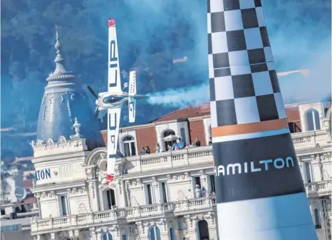  ?? FOTOS: RED BULL CONTENT POOL ?? Eindrucksv­olle Kulisse: Matthias Dolderer beim Red-Bull-Airrace in Cannes.