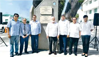  ??  ?? El rector José Manuel Piña Gutiérrez recibió las constancia­s de la evaluación.