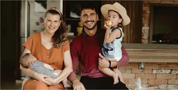  ?? Cleber Andrade/divulgação ?? Julio Rocha com a mulher, Karoline Kleine, e os filhos José e Eduardo; ator estava no ar na reprise de ‘Fina Estampa’ (Globo)