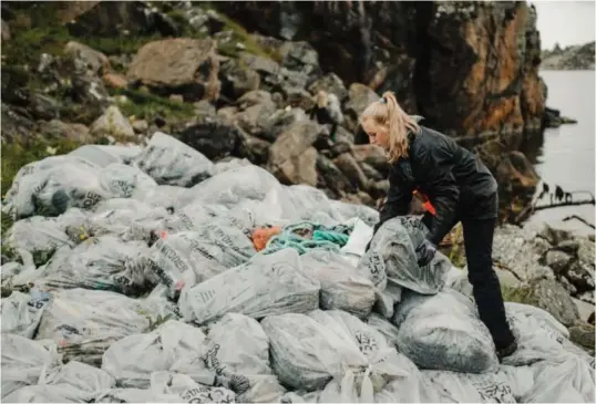  ?? ARKIVFOTO: JANNICA LUOTO ?? Ida Louise Ringdal og andre frivillige samlet rundt 100 sekker plast på Syltøyna i Øygarden i fjor sommer.