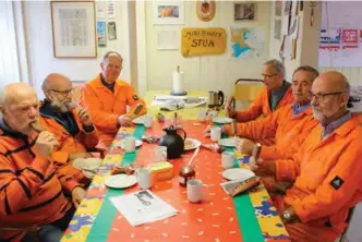  ?? FOTO: LARS HOLLERUD ?? Nå har de is til kaffen hver gang de møtes. F.v. Jan Mydland, Sigbjørn Neteland, Kjell Iglebaek, Per Helland, Roald Flaten og Bjørn Sørensen. Magne Enggrav og Jan Arvid Berge hadde gyldig forfall.