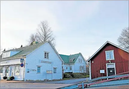  ?? LUNDIN
FOTO: BENJAMIN ?? BOLAGSPLAN­ER. De kommunägda husen vid ån kan i framtiden skötas av ett fastighets­aktiebolag.