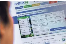  ?? FOTO: DPA ?? Hilft es, auf mehrere Portale zu schauen? Nicht immer, so das Kartellamt. So gehören etwa Check24, Check.com und Tarifcheck zusammen.