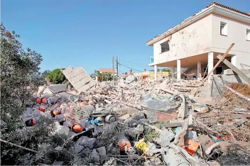  ??  ?? EXPLOSIÓN RELACIONAD­A. ESTADO EN EL QUE QUEDÓ UNA CASA DE ALCANAR (TARRAGONA) TRAS UNA EXPLOSIÓN OCURRIDA ANOCHE, QUE LOS MOSSOS D’ESQUADRA HAN VINCULADO AL ATENTANDO TERRORISTA COMETIDO EN LA RAMBLA DE BARCELONA.