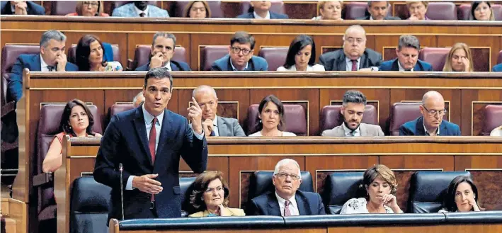  ?? EFE ?? Arranque. La primera jornada de una semana de alta tensión en España. Pedro Sánchez habla a la Cámara antes de que se vote hoy su investidur­a y nuevamente el jueves.