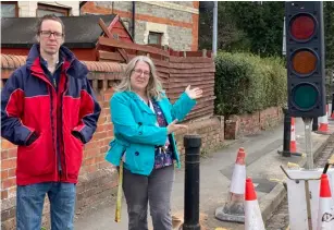  ?? Picture: Phil Creighton ?? IF IT’S BROKE, FIX IT: Park ward Green councillor Rob White with resident Laura Blackburn with the temporary traffic lights on Cholmeley Road. They were not working at the time this photo was taken