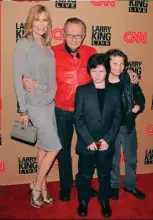  ??  ?? En 2010, con su esposa Shawn y sus hijos Chance y Cannon.