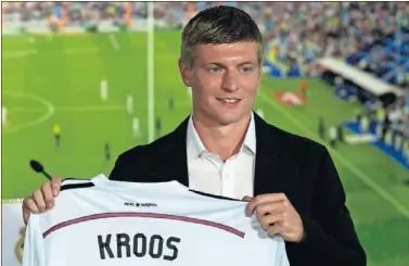  ??  ?? Toni Kroos pudo jugar en el Liverpool, pero escogió el Madrid y fue presentado en el verano de 2014.