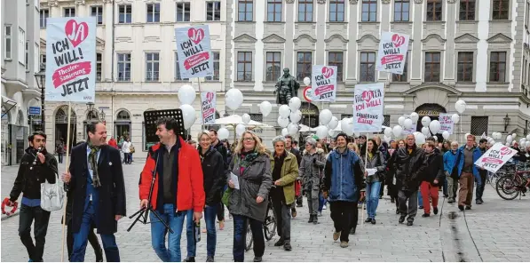  ?? Archivfoto: Peter Fastl ?? Es war im April 2016, als Mitarbeite­r des Theaters Augsburg auf die Straße gingen. Sie forderten damals eine baldige Sanierung des Theatersta­ndorts. Diese kommt. Was vor zwei Jahren niemand gedacht hätte, wird nun ab 1. September 2018 Realität. Das Theater Augsburg wird zum Staatsthea­ter.