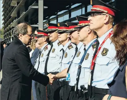  ?? LAURA BUSQUETS / ACN ?? Con los Mossos. El presidente de la Generalita­t, Quim Torra, pidió ayer a los Mossos d’Esquadra que “desactiven la amenaza” de las agresiones fascistas en la visita que realizó a su sede central