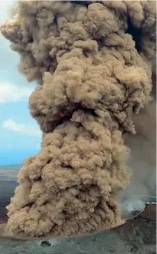  ?? (Epa) ?? Sul cratere Una colonna di ceneri che si è sviluppata dopo il terremoto