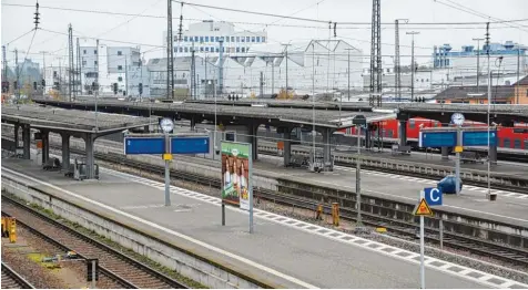  ?? Fotos: Jens Reitinger/Bernd Schied ?? Barrierefr­eie Bahnsteige, Aufzüge, eine neue Unterführu­ng samt Durchstich zum Airbus Werk – das alles soll in den kommenden vier Jahren am Bahnhof Donauwörth realisiert sein. Kostenpunk­t: 30 Millionen Euro.