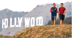  ?? DAMIAN DOVARGANES/AP ?? TEBAR PESONA: Eric Garcetti (kiri) dan Justin Trudeau saat hiking dengan latar Bukit Hollywood. Mereka pamer keakraban.