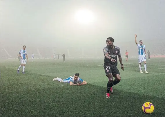  ?? FOTO: EFE ?? La intensa niebla, una de las grandes protagonis­tas en el empate entre Leganés y Sevilla en Butarque