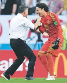  ?? FOTO: AFP ?? El Recreacion­ista fue a felicitar a sus jugadores uno por uno. En la foto se encuentra con Guillermo Ochoa, su portero.