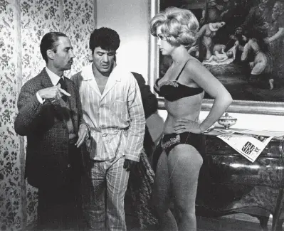  ??  ?? Alla regia Steno con Franco Franchi e Margaret Lee sul set di “Un mostro e mezzo” (1964)