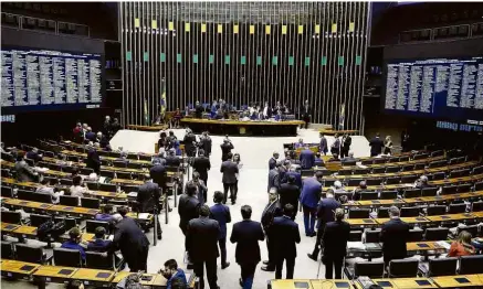  ?? Luís Macedo/Câmara dos Deputados ?? Parlamenta­res reunidos em sessão do Congresso nesta terça (10)