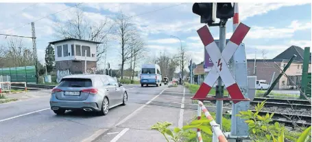  ?? ?? Ständig staut es sich am Ortseingan­g, wenn man Boisheim von Nettetal aus ansteuert. „Eine Unterführu­ng ist zu kosteninte­nsiv, und eine Umgehungss­traße auch nicht realisierb­ar“, bedauert Thielmann.