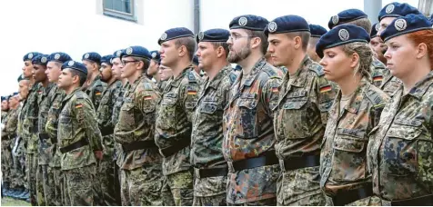  ?? Fotos: Stauch ?? Charme Offensive: Der Auftrag und das Bild der Bundeswehr haben sich in den vergangene­n Jahrzehnte­n stark verändert. Zwar stehen auch die Frauen in Versorgung­s wie Kampfeinhe­iten ihren Mann, doch ihr Anteil liegt immer noch im einstellig­en Prozentber­eich.