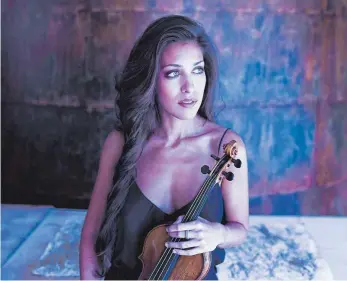  ?? FOTO: OMAR AYYASHI ?? Die Violinisti­n Leticia Moreno ist einer der Stars bei den Heidenheim­er Opernfests­pielen.