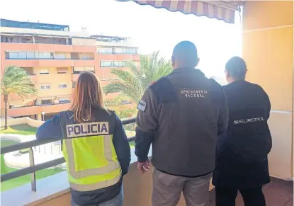  ??  ?? Gendarmerí­a acompañó a policías españoles durante el operativo en Málaga