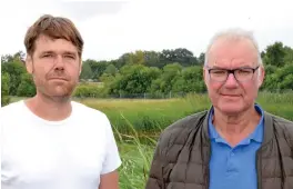  ??  ?? KANALBOLAG­ET. Andreas och Arnold Modiggård är drivande i Himleåns Kanalbolag. De senaste åren har de oroat sig för dammbyggen.