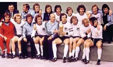  ??  ?? 1974 gewann Heynckes (vorne 3. v.l.) mit der Nationalma­nnschaft den Weltmeiste­rtitel. 1972 war er bereits Europameis­ter geworden.