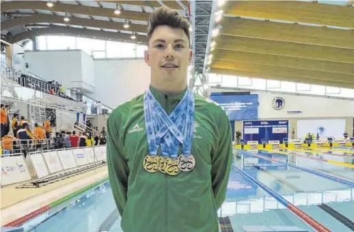  ?? SERVICIO ESPECIAL ?? Luis Domínguez posa con sus medallas tras el Campeonato de España júnior de natación.