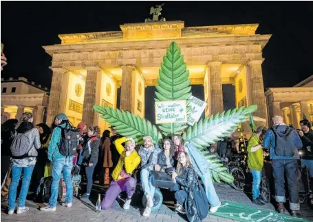 ?? ?? Mit einem Smoke-in feierten am Ostermonta­g ab Mitternach­t Befürworte­r der Legalisier­ung von Cannabis vor dem Brandenbur­ger Tor in Berlin.