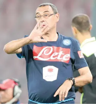  ??  ?? Maurizio Sarri, 56 anni, è alla prima stagione sulla panchina del Napoli: finora 9 punti in campionato