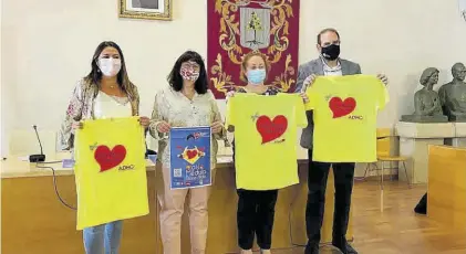  ??  ?? Integrante­s de los colectivos de Ceal y Asemce posan con la camiseta reivindica­tiva de Admo.