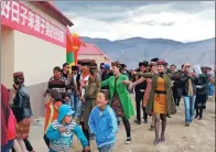  ?? FU CHAO / FOR CHINA DAILY ?? Local villagers in Tashkurgan Tajik autonomous county, the Xinjiang Uygur autonomous region, move into their new houses on Wednesday after the magnitude 5.5 earthquake in May.