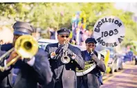  ??  ?? Für den Mardi-Gras-Umzug braucht es in Mobile, Alabama, die passenden Musiker.