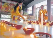  ?? DEEPAK SANSTA/HT PHOTO ?? Devotees celebratin­g laying of foundation of Ayodhya Ram Mandir by lighting lamps at a local temple in Shimla.