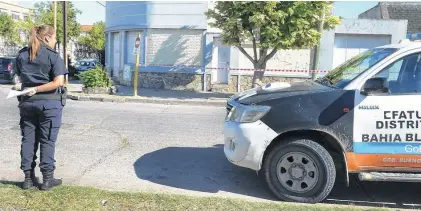  ?? ROCÍO ZABALZA-LA NUEVA. ?? Custodia preventiva en la casa de Ferro Moreno, donde en los primeros minutos del lunes se produjo el sangriento robo.