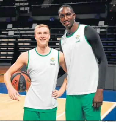  ?? BETIS BALONCESTO ?? Niangy Borg, ex jugadores del Iberostar Tenerife, en la sesión de tiro ya en el Santiago Martín.