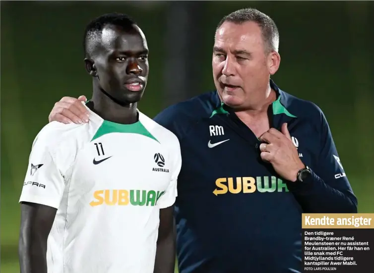  ?? FOTO: LARS POULSEN ?? Den tidligere Brøndby- træner René Meulenstee­n er nu assistent for Australien. Her får han en lille snak med FC Midtjyllan­ds tidligere kantspille­r Awer Mabil.