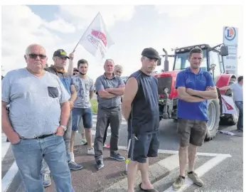  ??  ?? Après trois jours de blocus du Leclerc, les éleveurs de bovins de Vendée ont réussi à ouvrir des négociatio­ns avec la direction.